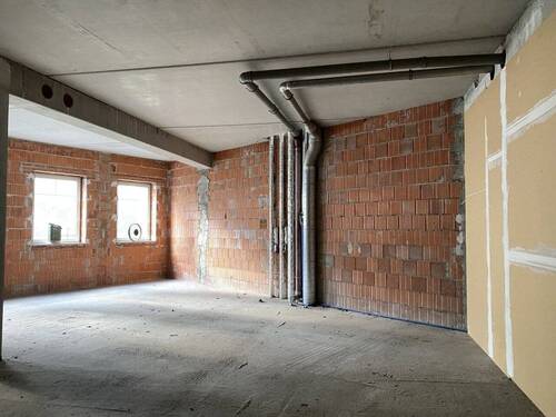 leerstehende Gewerbeeinheit im Rohbau - 