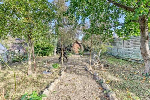 Garten mit Gartenhäuschen - 
