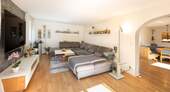 Großes Wohnzimmer - 6 Zimmer Einfamilienhaus in Emmering