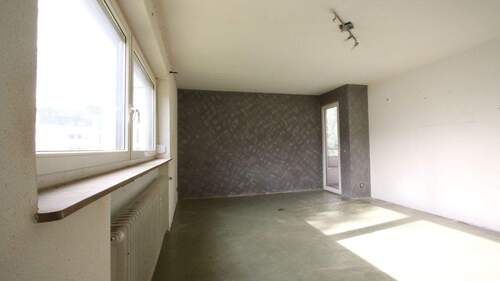Wohnzimmer - PROVISIONSFREI- 2 Zimmerwohnung - bezugsfrei- mit Balkon und Garage