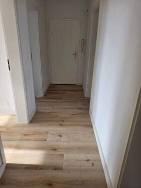 Flur Blick zur Wohnungstüre - 