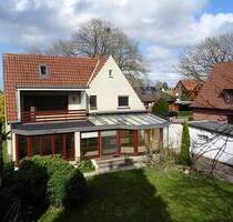 Zweifamilienhaus mit großem Grundstück zentral in Beverstedt