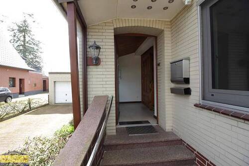 Eingang mit Windfang / Zugang beide Wohnungen - Mehrfamilienhaus, Wohnhaus mit 180,00 m&sup2; in Beverstedt zum Kaufen