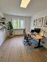 Arbeitszimmer möbliert mit KI - 