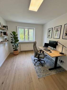 Arbeitszimmer möbliert mit KI - 