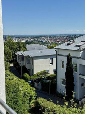 Aussicht Balkon - Moderne und provisionsfreie Wohnung am Eselsberg mit Süd-Balkon und Uni-Nähe