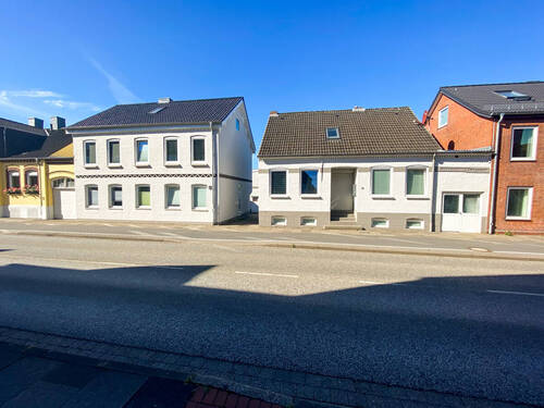 Ansicht Front - Zwei Häuser mit 12 Wohnungen + Bauland + Ausbaureserve in Eckernförde