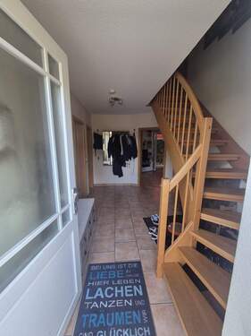 Flur und Treppe ins Obergeschoß - 