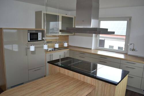 Küche mit Kochinsel Foto 2.JPG - 3 Zimmer Etagenwohnung in Obertraubling