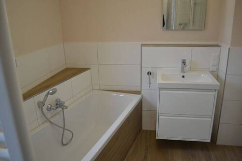 Bad Foto 1.JPG - Etagenwohnung mit 85,00 m² in Obertraubling zur Miete