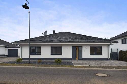 Straßenansicht - Modernes Einfamilienhaus in ruhiger Lage - viel Platz für die Familie