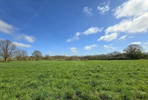 weitläufige Felder gegenüber - 