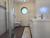 Duschbad mit Fenster im Erdgeschoss - 