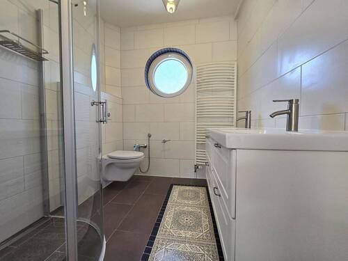 Duschbad mit Fenster im Erdgeschoss - 