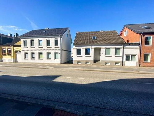 Ansicht Front - Zwei Häuser mit 12 Wohnungen + Bauland + Ausbaureserve in Eckernförde