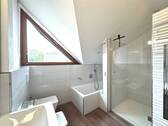 Badewanne und Tageslichtfenster - 