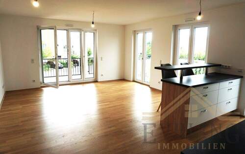 Wohnbereich mit offener Küche - Wunderschöne 3-Zimmerwohnung mit Einbauküche und Balkon in Vaterstetten