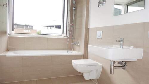Modernes Bad mit Wanne und Fenster - 