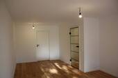 Wohnzimmer mit Balkon - Erstbezug in Hoheneck: 2 Balkone in hochwertig sanierter 2-Zimmer-Wohnung mit Tiefgarage