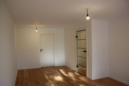 Wohnzimmer mit Balkon - Erstbezug in Hoheneck: 2 Balkone in hochwertig sanierter 2-Zimmer-Wohnung mit Tiefgarage