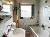 Badezimmer mit Dusche + Badewanne - 