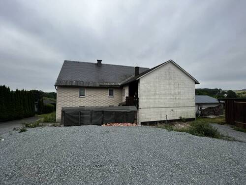 Ansicht von der Straßenseite - 5 Zimmer Mehrfamilienhaus, Wohnhaus zum Kaufen in Bad Steben