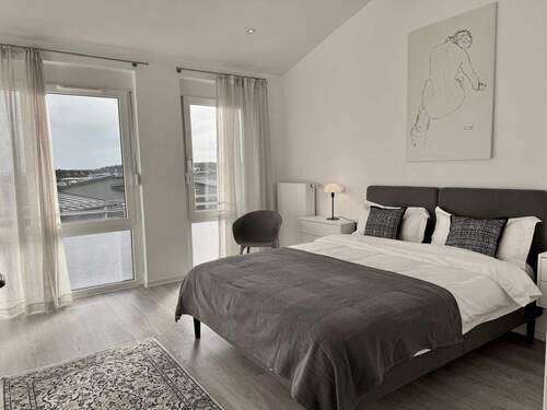 Schlafzimmer mit viel Platz - 