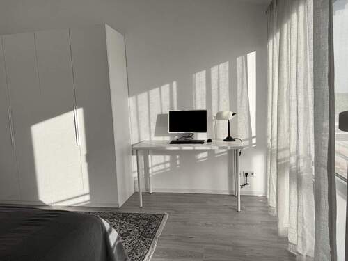 Schlafzimmer mit viel Platz - 