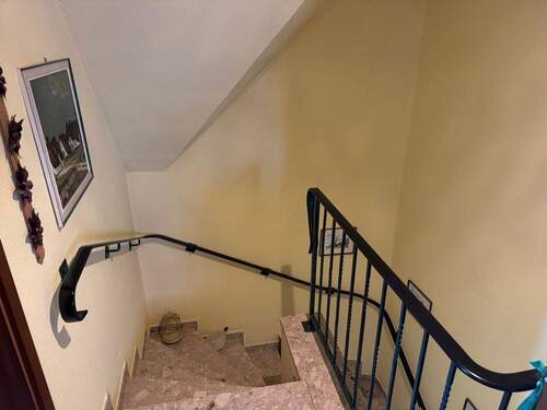 Flur mit Treppenaufgang OG - 