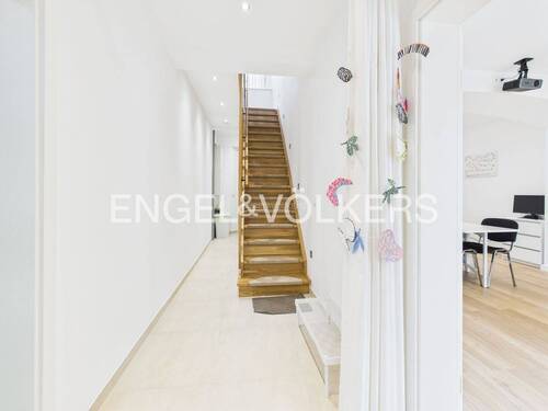 Flur und Treppenaufgang - 