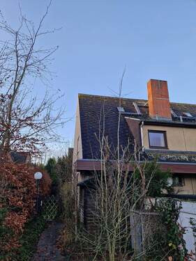 Weg zum Hauseingang mit blauem Himmel - 