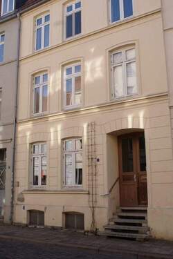 Hausansicht - 6 Zimmer Mehrfamilienhaus, Wohnhaus zum Kaufen in Wismar