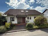 Ansicht und Eingangsbereich - **Gepflegtes Einfamilienwohnhaus in massiver Bauweise mit ELW in Ortsrandlage**