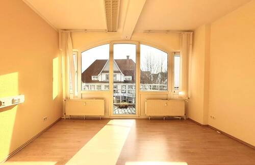 Helles Büro mit großen Fenstern - 