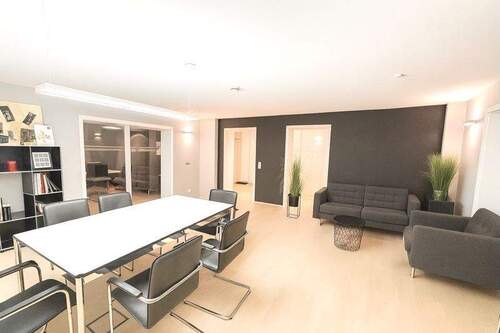 Besprechungszimmer - Exklusives Büro mit 3 Zimmer, 2 Bäder, 1 Einbauküche, 3 Stellplätze und einen solventen Mieter