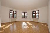 Wohnzimmer - Romantische 3-Raum-Altbauwohnung mit Einbauküche und charakteristischen Türen