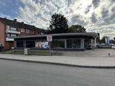 Straßenansicht 1 - Außergewöhnliche Gewerbefläche mit 30 m umlaufender Schaufensterfront