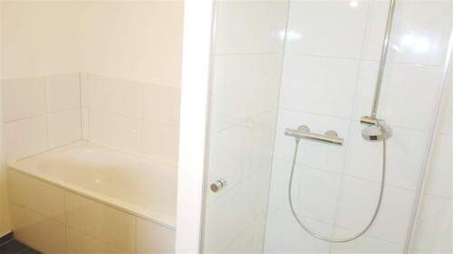Bad mit Wanne und Dusche - 