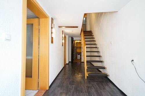 Flur EG.jpg - 5 Zimmer Doppelhaushälfte in Landau an der Isar