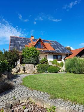 Ansicht - Stilvolles Einfamilienhaus in Ortsrandlage mit Garten, Terrassen und Wellnessbereich