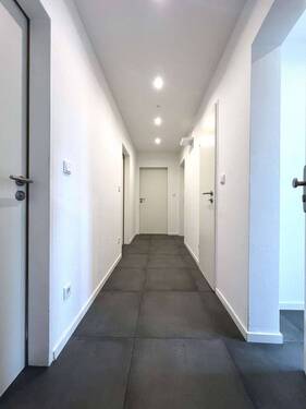 Flur - Kernsanierte 3-Zimmer-Wohnung mit Balkon, EBK und Garage!