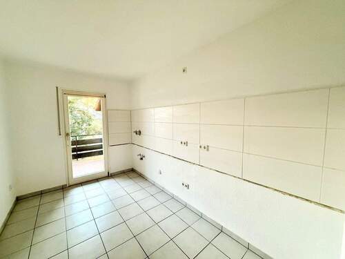 Großzügige Küche mit Zugang zur Loggia ähnlich 1 - 