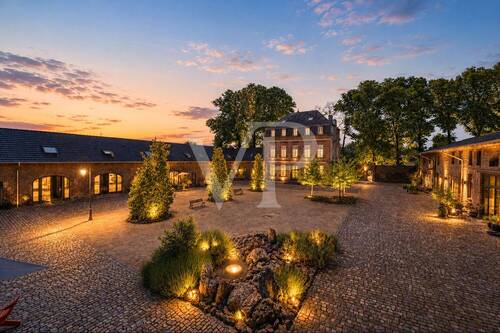 Vierkanthof bei Abenddämmerung - 