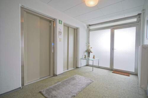 Treppenhaus mit Aufzug - 2 Zimmer Etagenwohnung in Bremerhaven