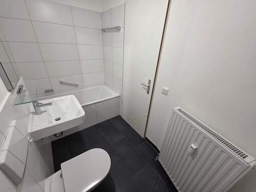 Modernes Badezimmer - Etagenwohnung mit 84,50 m&sup2; in Unterhaching zur Miete