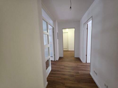 Heller Flur mit Holzboden - 