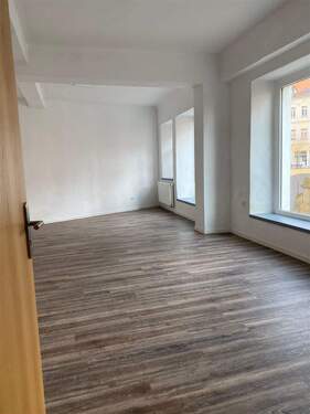 Blick in Verkaufsraum vom Eingang - 