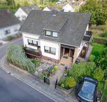 Schönes freistehendes Ein - bis Zweifamilienhaus mit Balkon und Garten zu verkaufen + Garage und 4 Schlafzimmern uvm. - Mettlach Saarhölzbach
