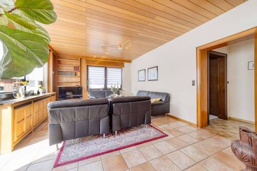 Wohnzimmer mit Ausgang zum Balkon - 