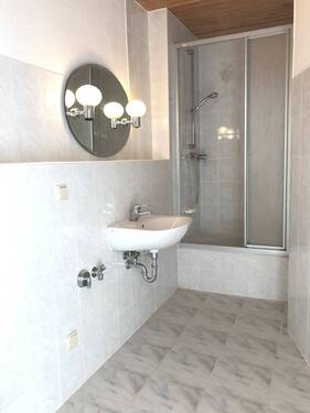 Bad mit Dusche - 